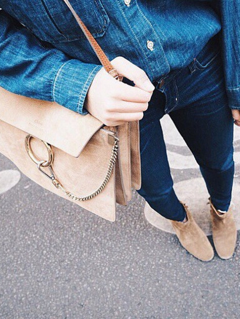 Accompagn d'une chemise en jean, le sac Faye de chez Chlo se fait irrsistible !