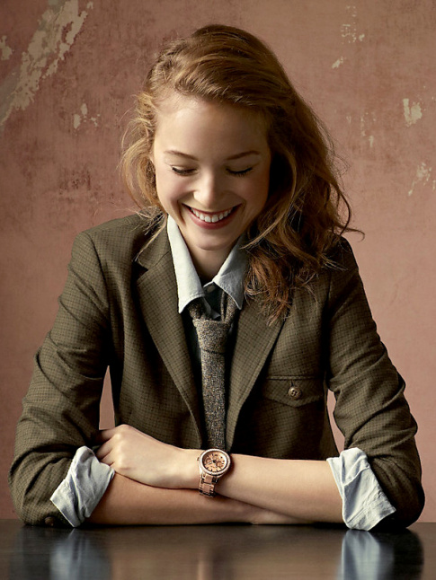 Pour twister un look preppy, on pense  roulotter les manches de son blazer