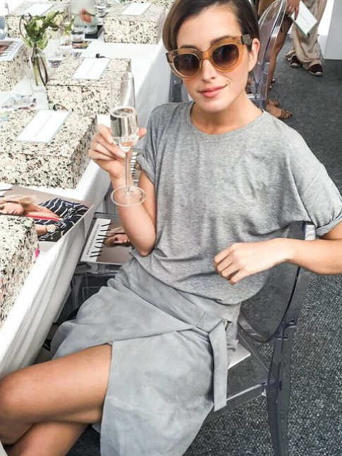 Tee-shirt loose + jupe portefeuille en peau = le bon total look gris