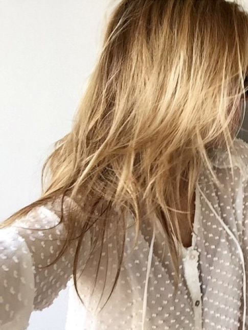 Blouse blanche plumetis + cheveux blonds + lunettes de soleil aviateur = le bon mix