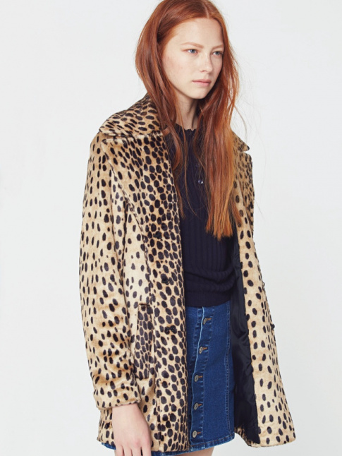 Manteau lopard + jupe trapze en jean + longs cheveux roux = le bon mix