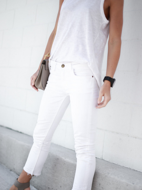 Rien de tel qu'un accessoire taupe pour rveiller un total look blanc !