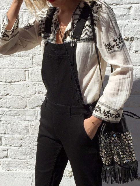 Salopette en jean noir + blouse folk = le bon mix