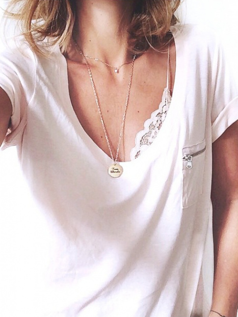 Tee-shirt loose blanc + soutien-gorge en dentelle = le bon mix