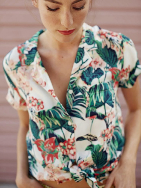 Porte lgrement dboutonne et noue sur le devant, la chemise hawaenne gagne en sensualit