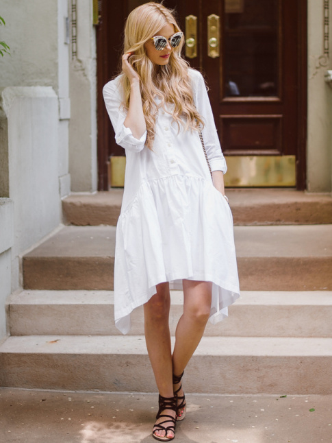 Avec sa coupe taille basse, cette petite robe chemise a tout pour plaire !