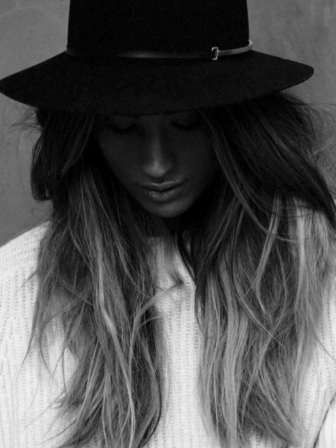 Chevelure claircie au soleil + pull blanc en grosse maille + chapeau noir = le bon mix