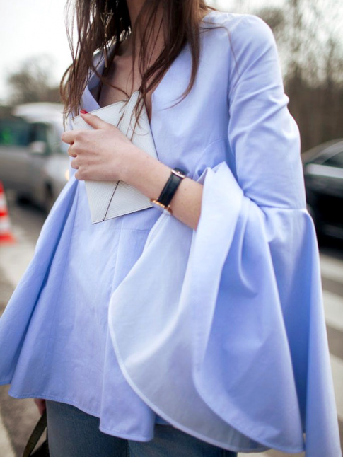 Entre bleu layette et manches ultra amples, cette blouse a tout bon !