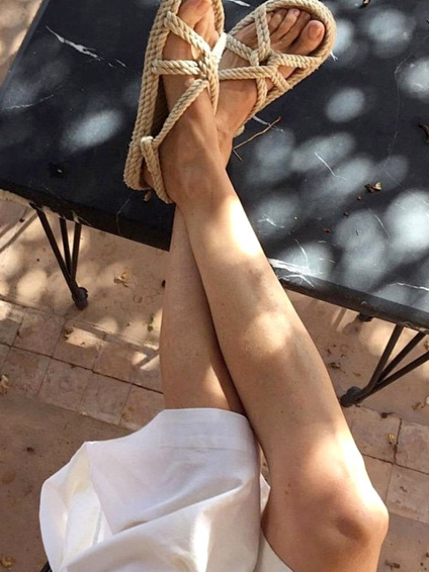 On piquerait bien  Sophie Fontanel ses sandales Gurkee !