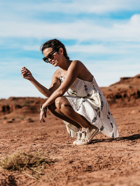 Petite robe lgrement folk + converses blanches et vieillies = le bon mix