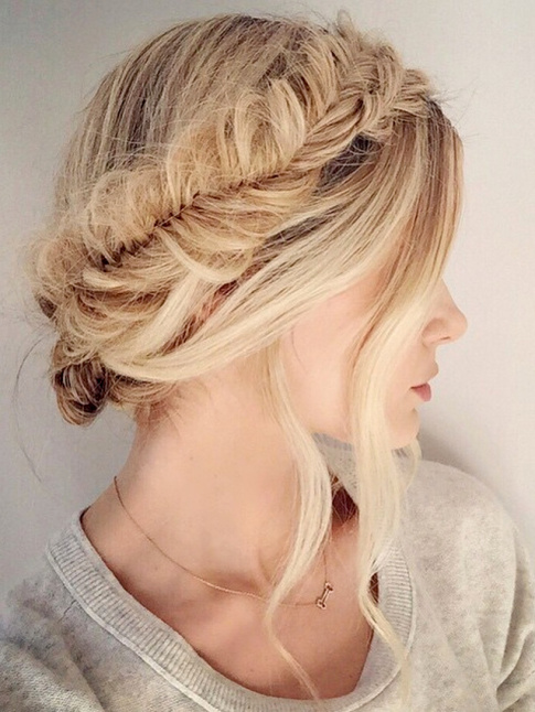 Porte en couronne lgrement dcoiffe, la tresse pi gagne en twist bohme