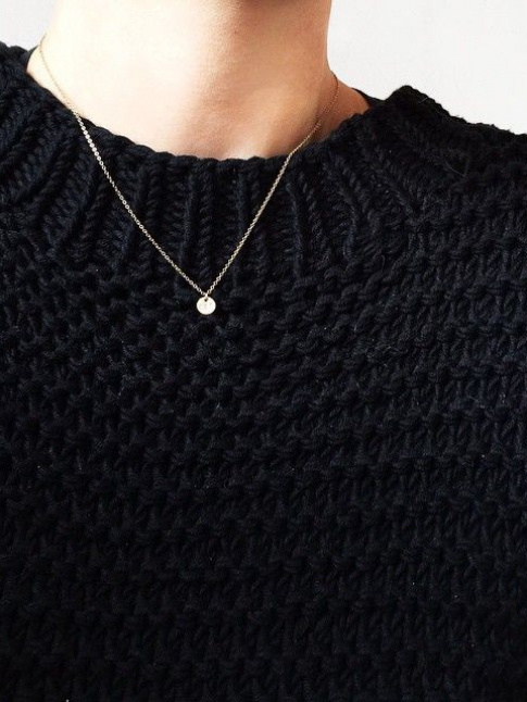 Micro collier + maxi pull = le bon mix