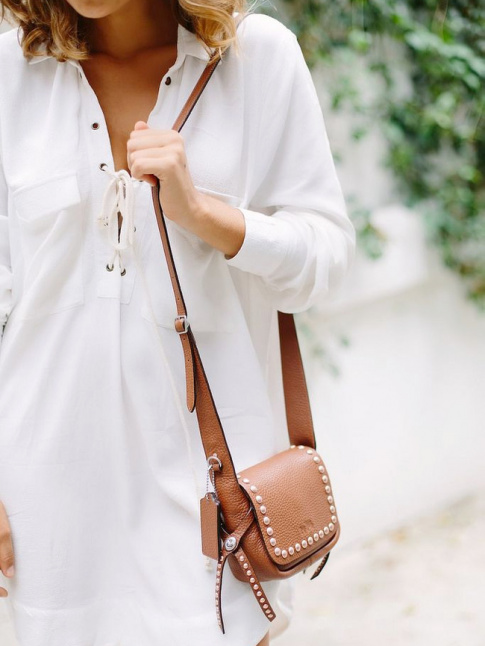 Robe saharienne blanche + mini sac caramel = le bon mix