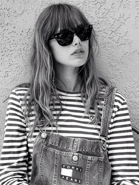On ne se lasse pas du trio salopette en jean + marinire + Ray Ban !