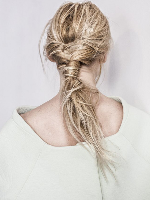Rien de tel que des cheveux texturs par un spray surf pour se composer une coiffure faussement nglige !