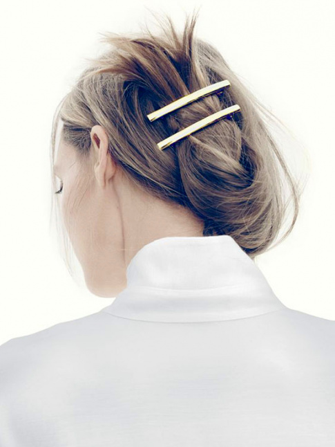 Coiffure faussement nglige + barrettes strictes = le bon mix