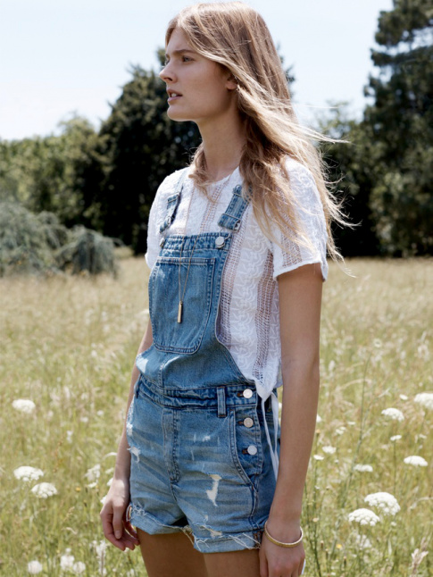 Pour twister une salopette short en jean, on pense  l'associer  un top semi-translucide