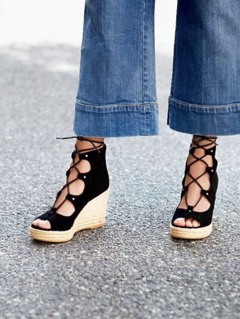 Jean flare 7/8 + sandales compenses en daim = le bon mix