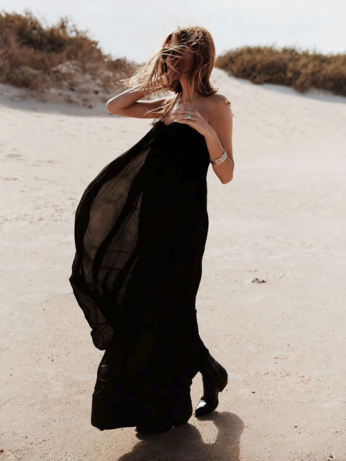 La longue robe noire, un basique essentiel pour briller cet t !