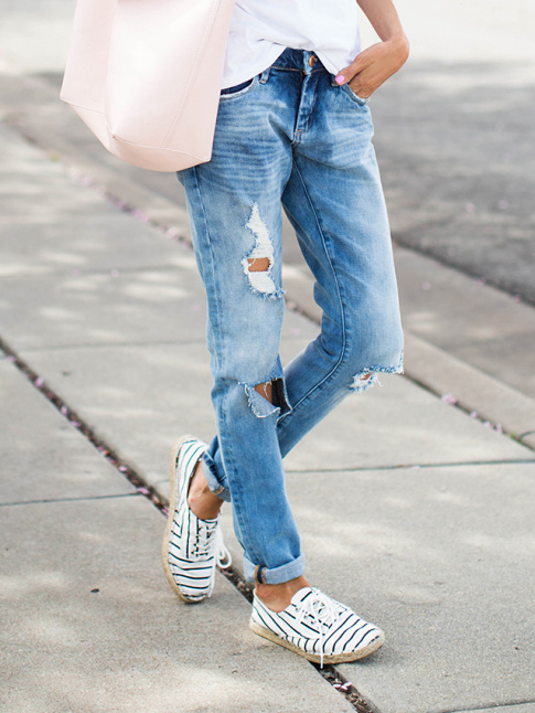 Rien de tel qu'une paire d'espadrilles rayes  lacets pour booster un jean destroy !