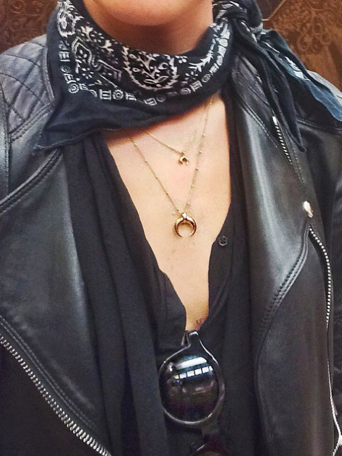 Total look noir rock + fins bijoux dors bohmes = le bon mix