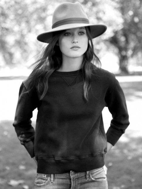 Fedora + sweat-shirt court noir = le bon mix
