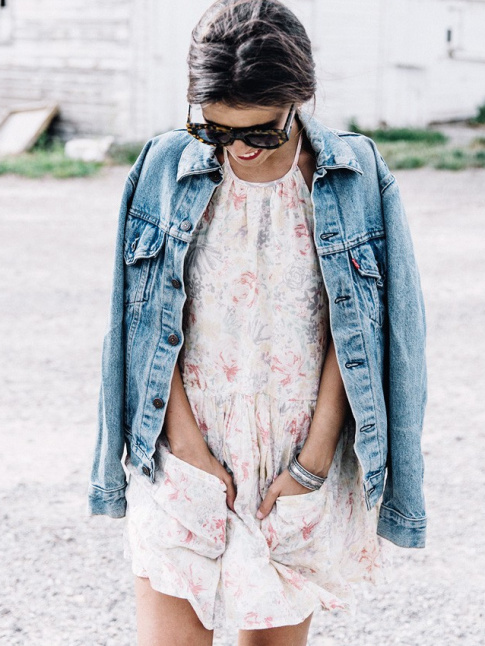 Rien de tel qu'une veste en jean dlav pour rchauffer une mini robe fleurie !