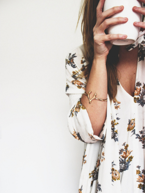 Robe fleurie + bracelet dor + grande tasse de caf = le bon mix