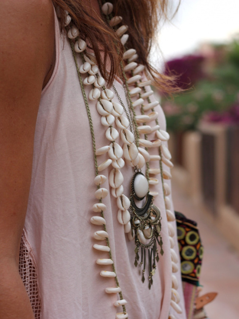 Cet t, le collier de coquillage est hautement autoris !