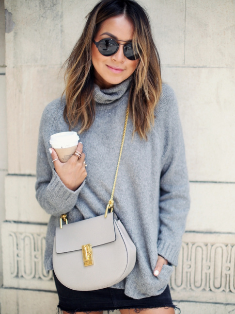 Gros pull + mini jupe + dtails dors = le bon mix