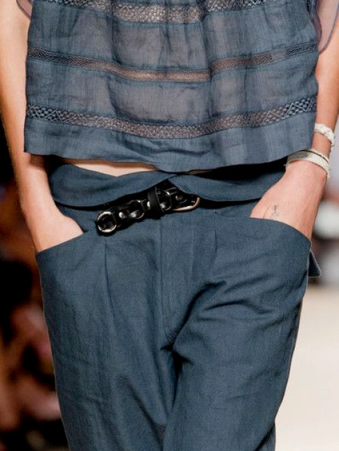 Pantalon masculin + top ultra fminin = le bon mix