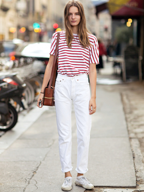 Wanted : un jean droit taille haute blanc roulott sur la cheville
