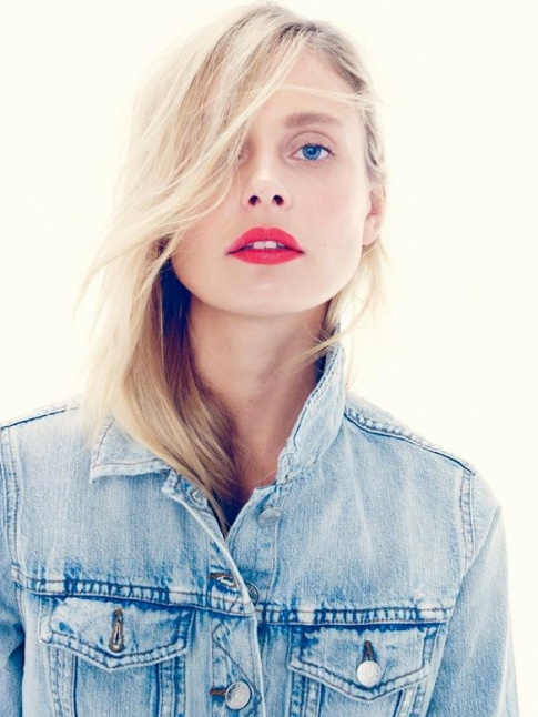 Trait de lipstick vitamin + veste en jean clair = le bon mix