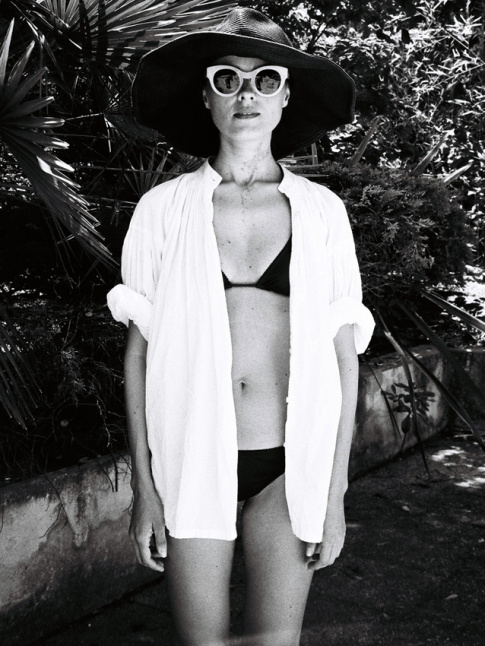 La chemise blanche, la sortie de bain par excellence !