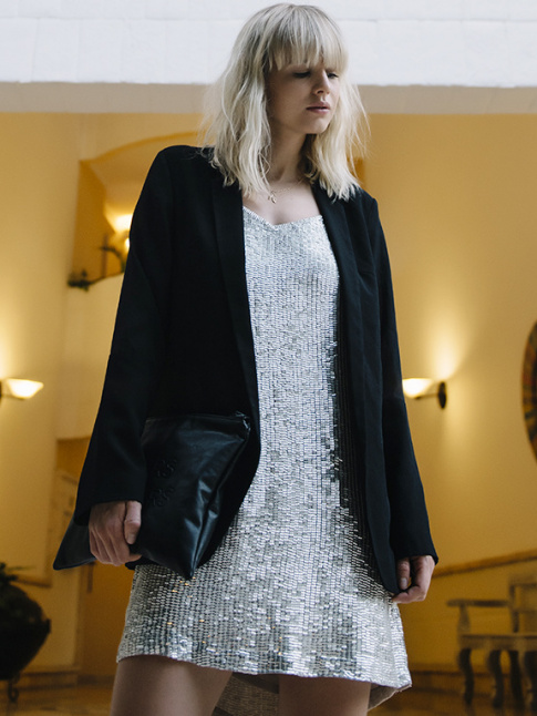 Robe de sirne + blazer noir = le bon look