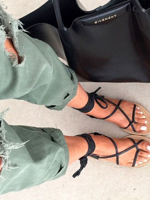 Chino kaki destroy + fines sandales plates  lacets noirs = le bon mix