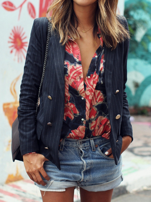 Glisse sous un blazer, la chemise hawaenne gagne en chic urbain