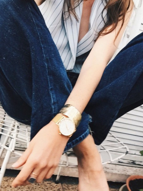 Jean ultra brut + bijoux dors = le bon mix
