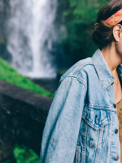 Veste en jean oversize + foulard pche nou en bandeau dans les cheveux = le bon mix
