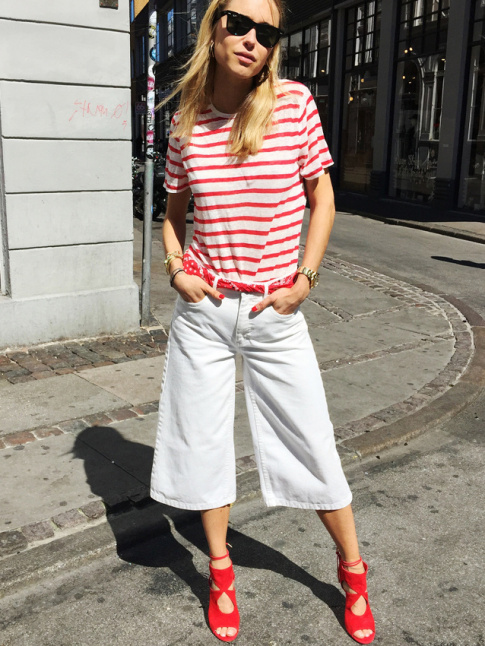 Traite comme un simple bermuda, la jupe culotte en jean gagne en fashion appeal