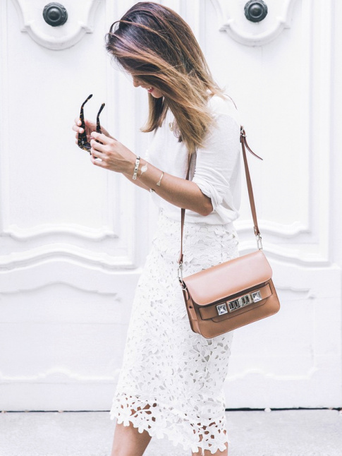 Jupe tube blanche en dentelle + baskets + top blanc + sac en bandoulire caramel = le bon mix
