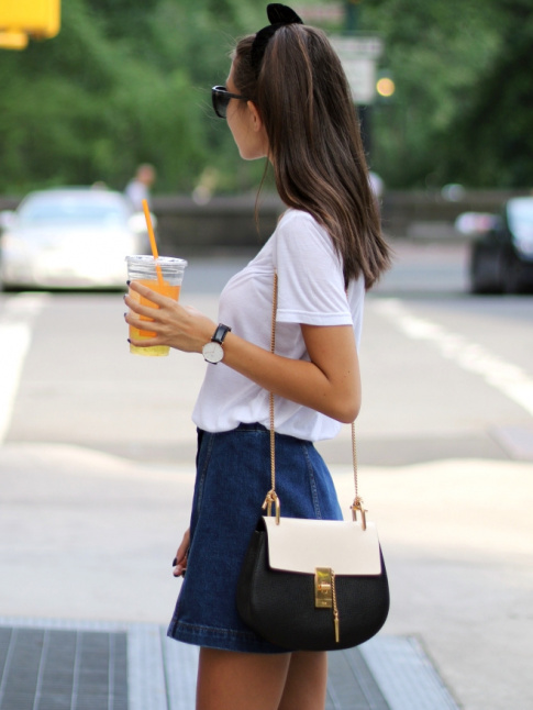 Jupe trapze en jean + tee-shirt blanc = le duo du moment
