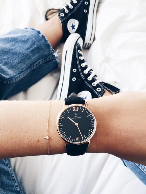 Converses noires + montre carbone + jean coup court sur la cheville = le bon mix