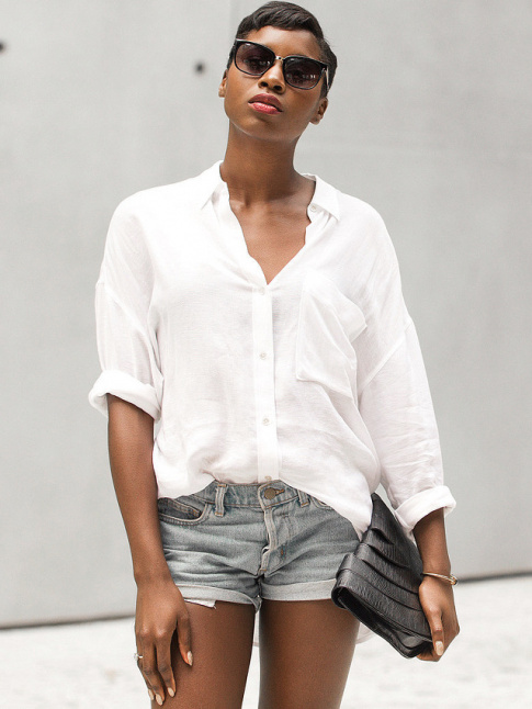 Chemise ample + mini short en jean = le bon mix