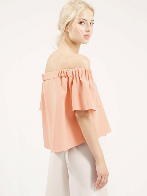 Entre teinte poudre et encolure Bardot, ce top a tout bon !