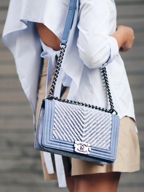 On aime lorsque la chemise classique gagne en audace
