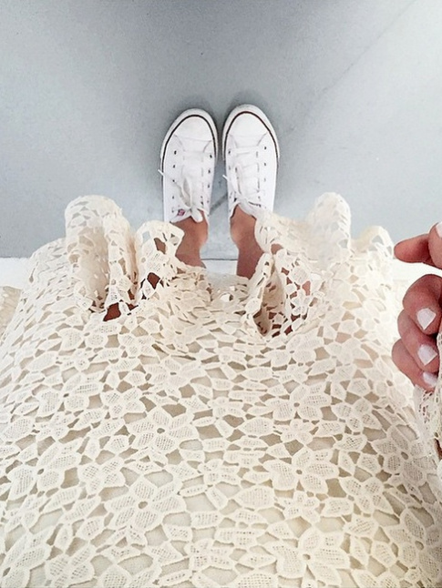Converses blanches + robe en dentelle crme = le bon mix