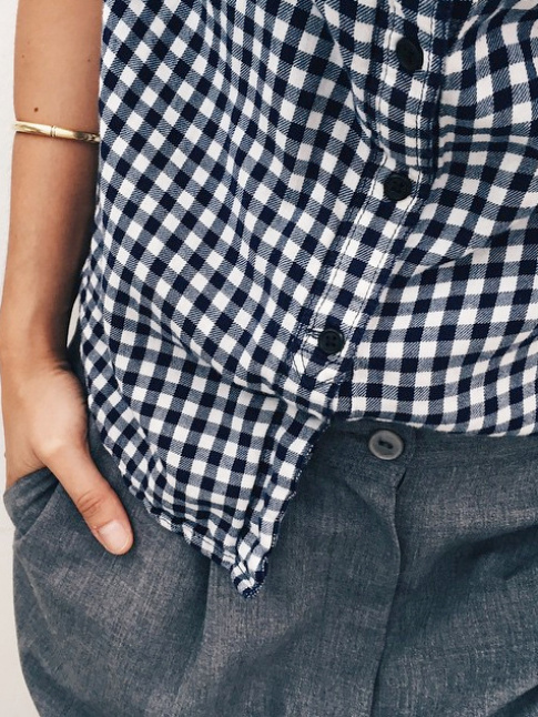 Rien de tel qu'un bracelet dor pour booster une chemise vichy !