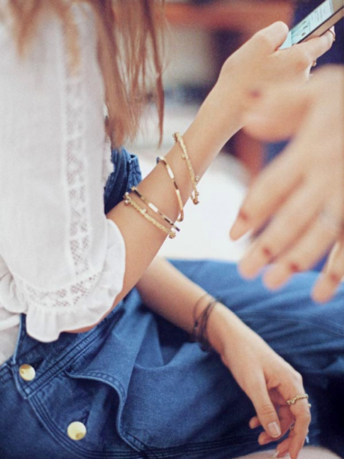 Blouse romantique + salopette en jean + bracelets dors = le bon mix