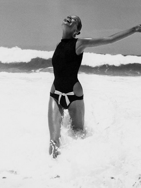 Wanted : le maillot de bain une pice de Veruschka !